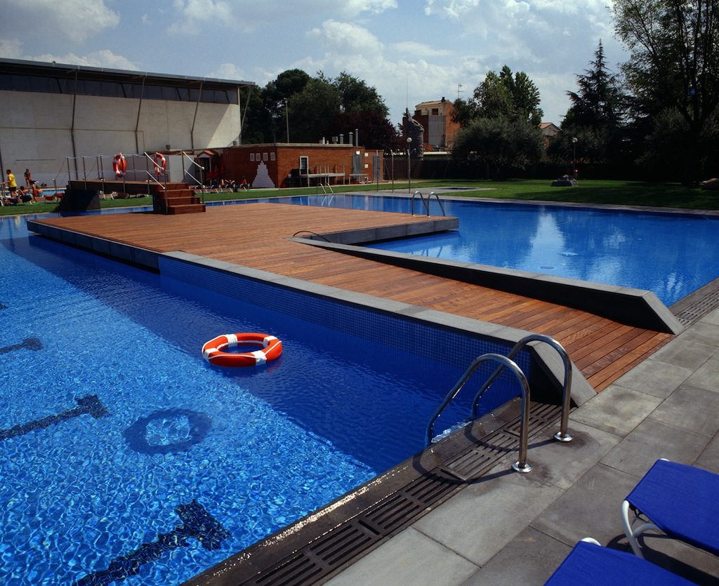 Construcción-Piscina-Pública