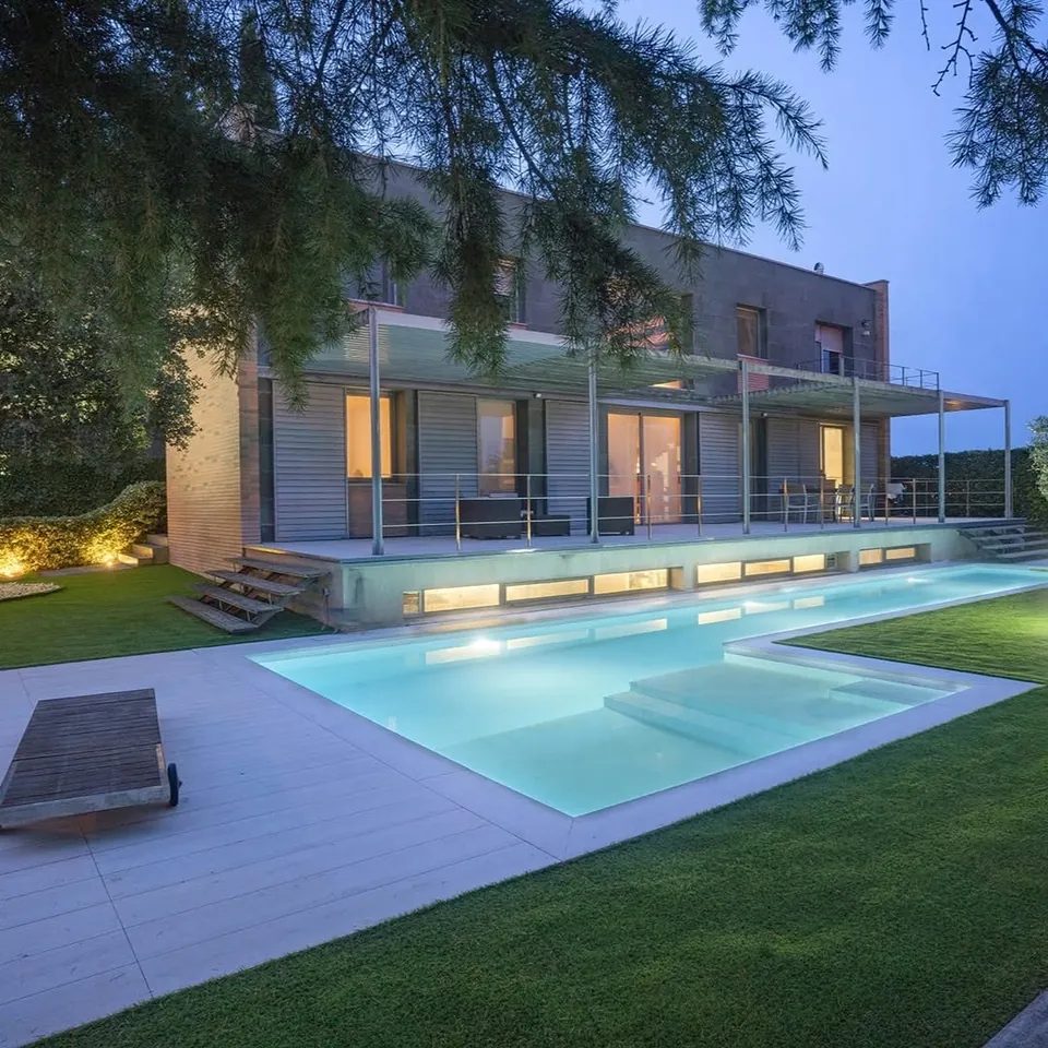 Piscina con terraza Exadeck en Lleida