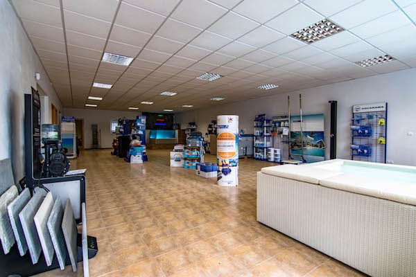Instalaciones de la tienda de Arromel Piscinas Granada