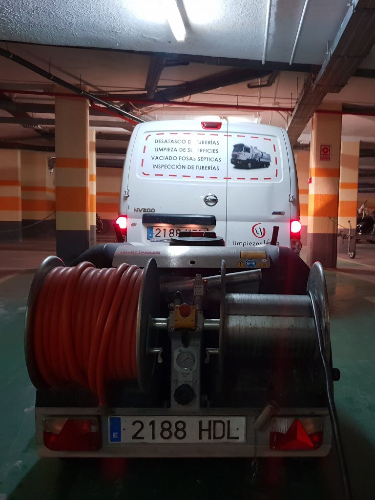 Furgón y equipo de alta presión de Limpiezas Jávea trabajando en un garaje