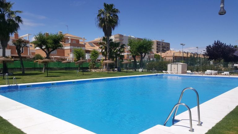 Piscina impermeabilizada con liner armado Alkorplan azul claro 15 años de garantía