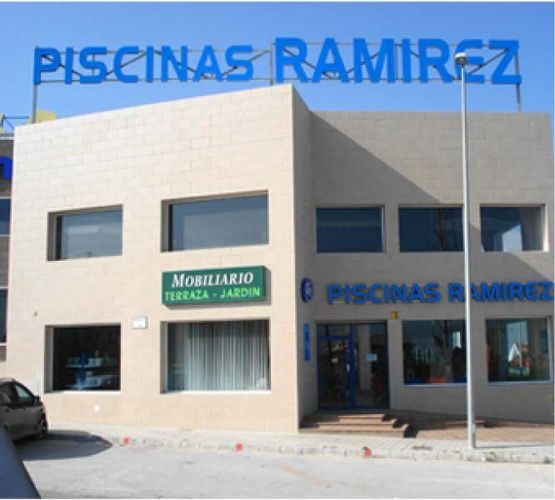 Piscinas Ramírez fachada del negocio