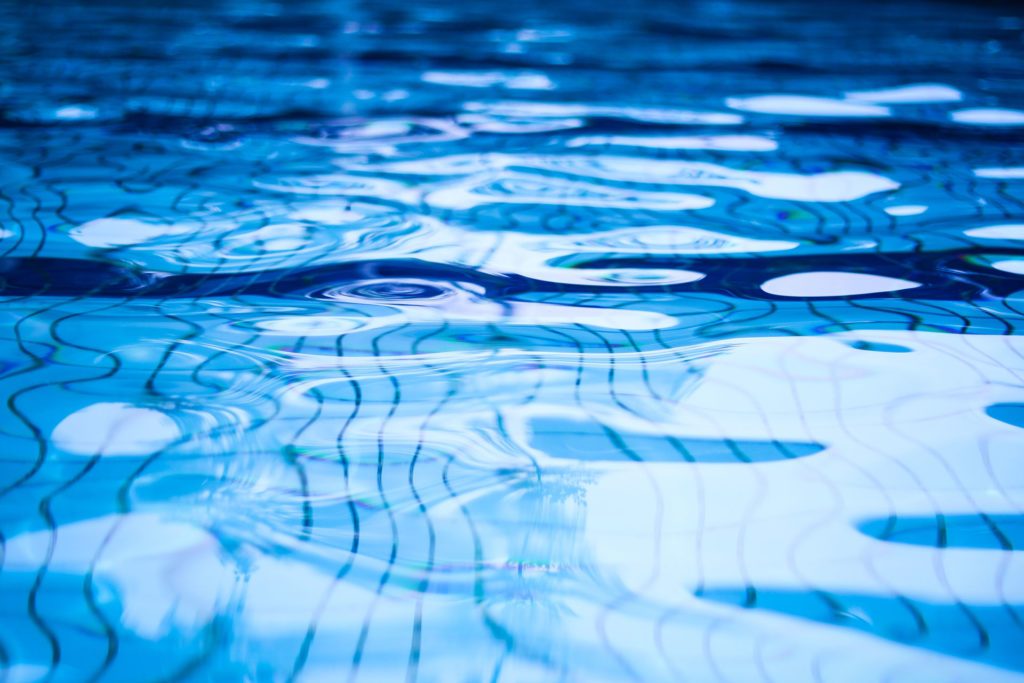 Agua cristalina y limpia de piscina