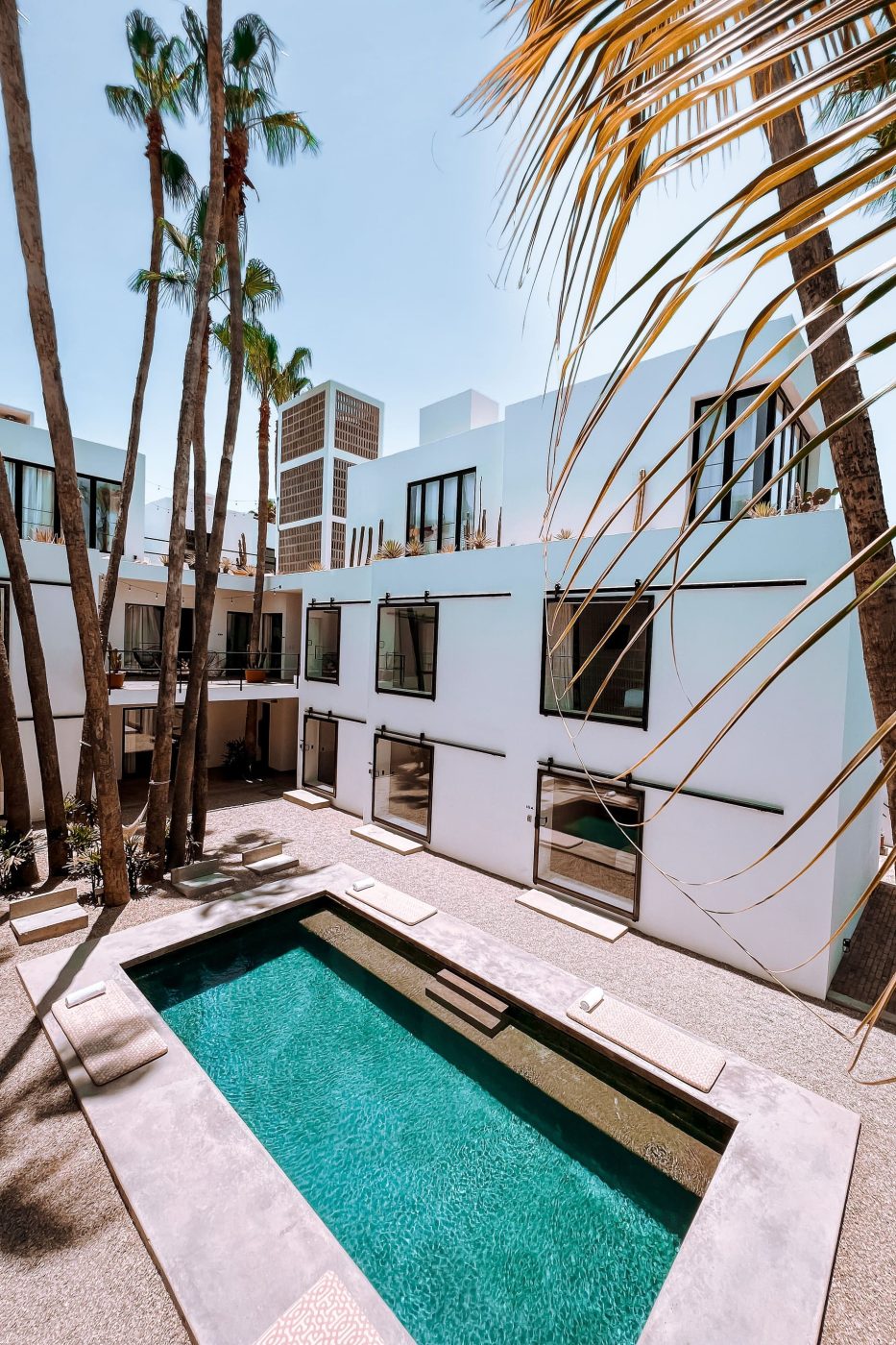 Piscina de obra de hormigón en un patio mediterráneo de la Costa Blanca construida por Flipperpool