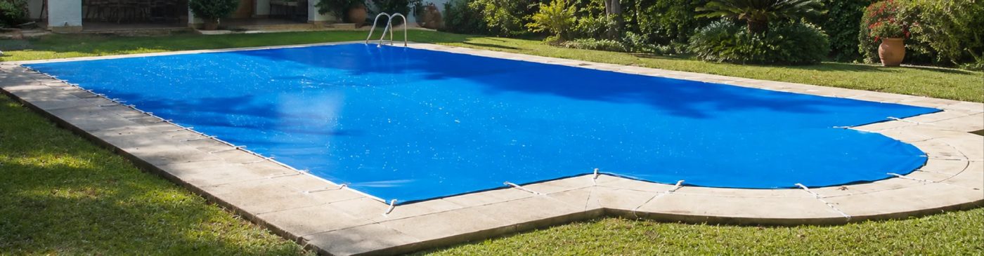 Piscina cubierta con cobertor de invierno azul