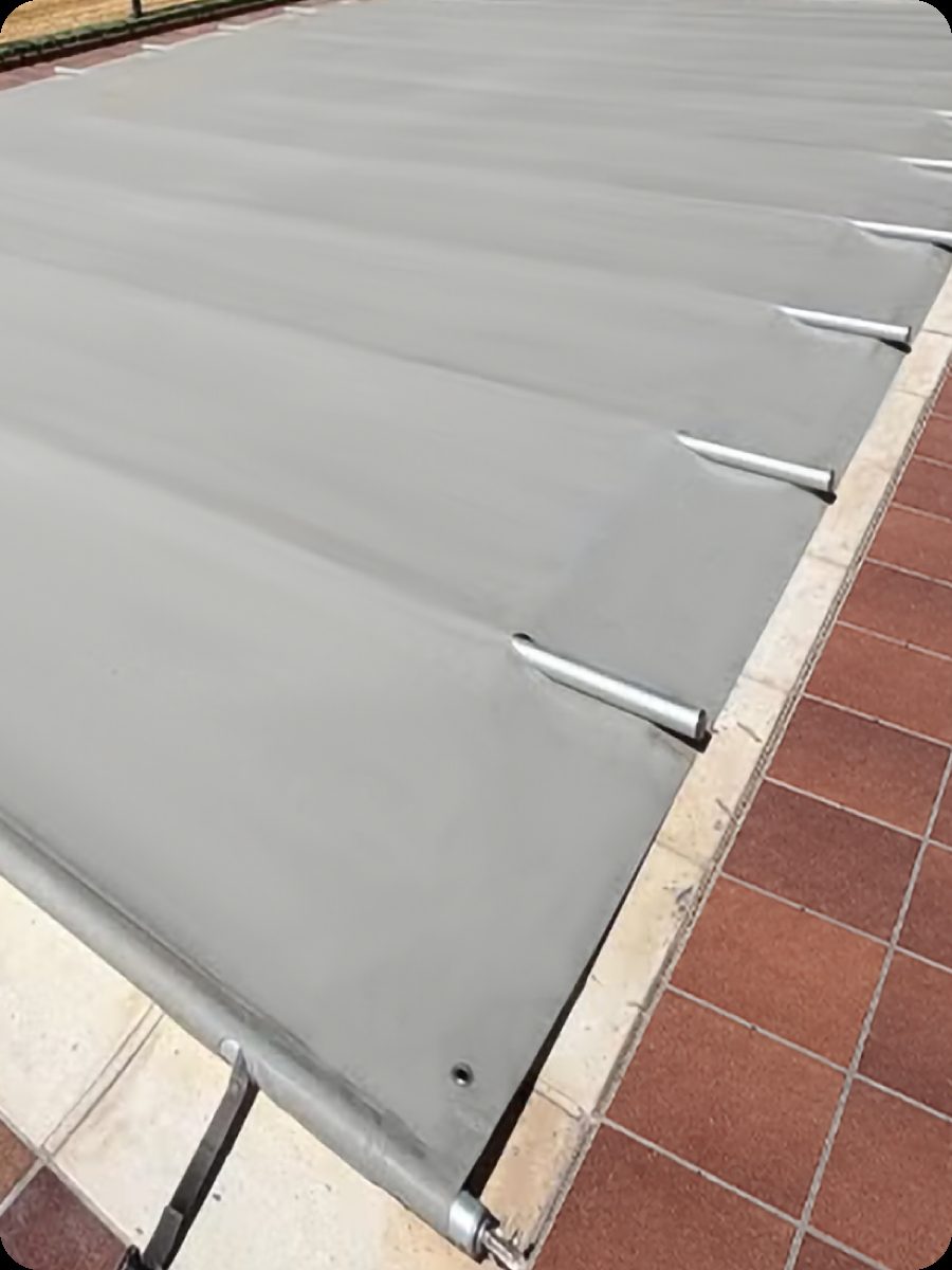Cobertor de piscina puesto todo el año