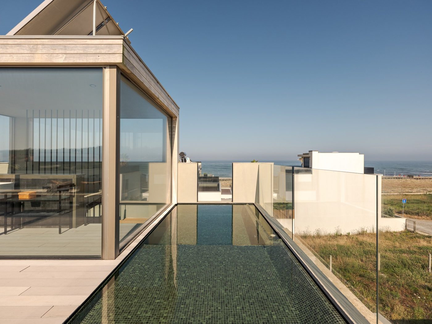 Piscina con mosaico verde Etna Deep Hisbalit