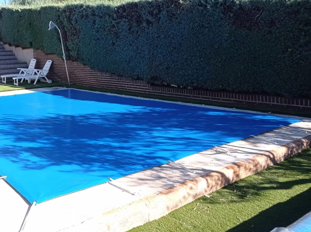Vista de una piscina comunitaria limpia y lista para su uso.