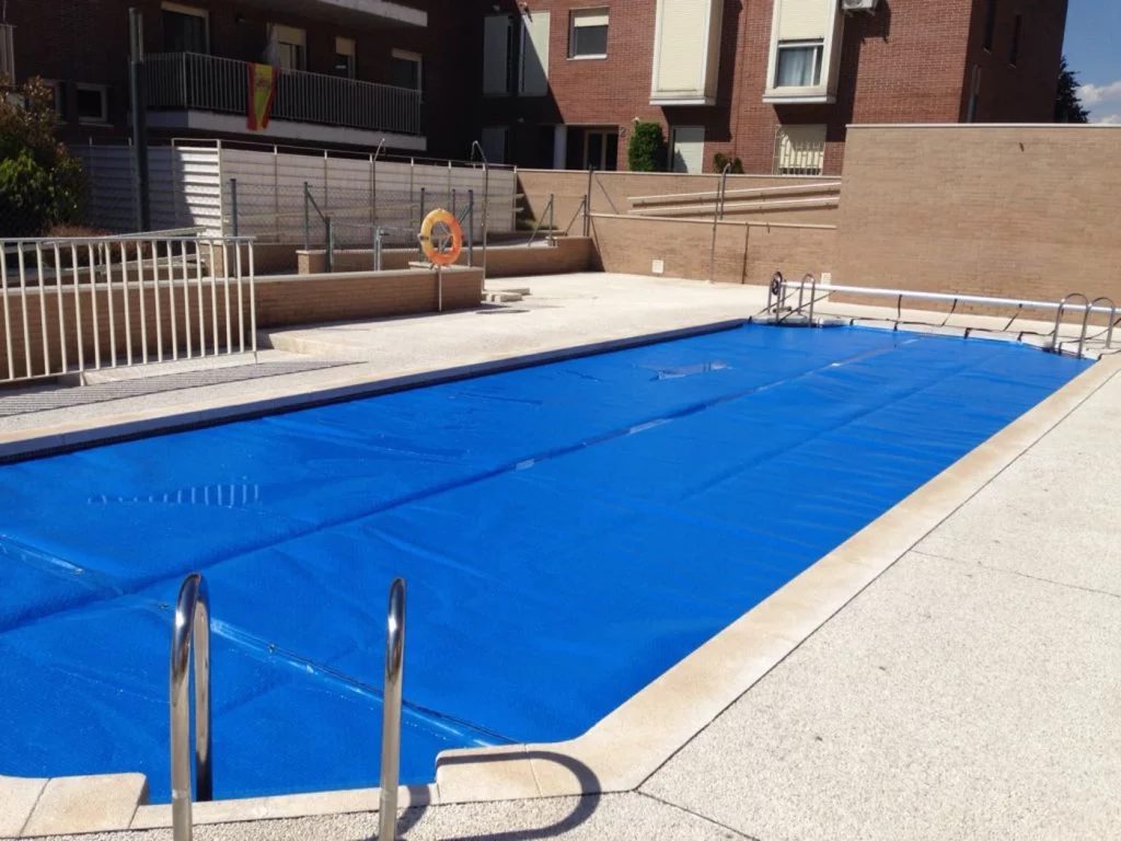 Piscina comunitaria cubierta con lona térmica tras el mantenimiento en Madrid
