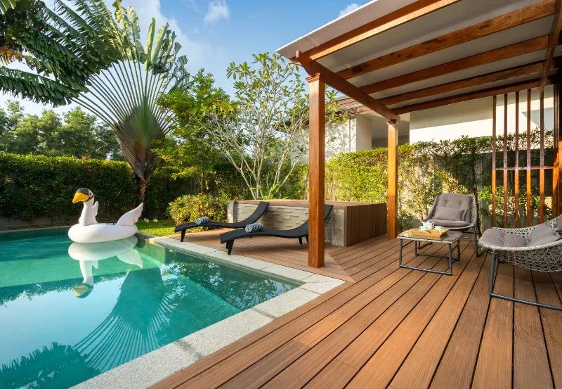 Piscina con una pato en una villa lujosa